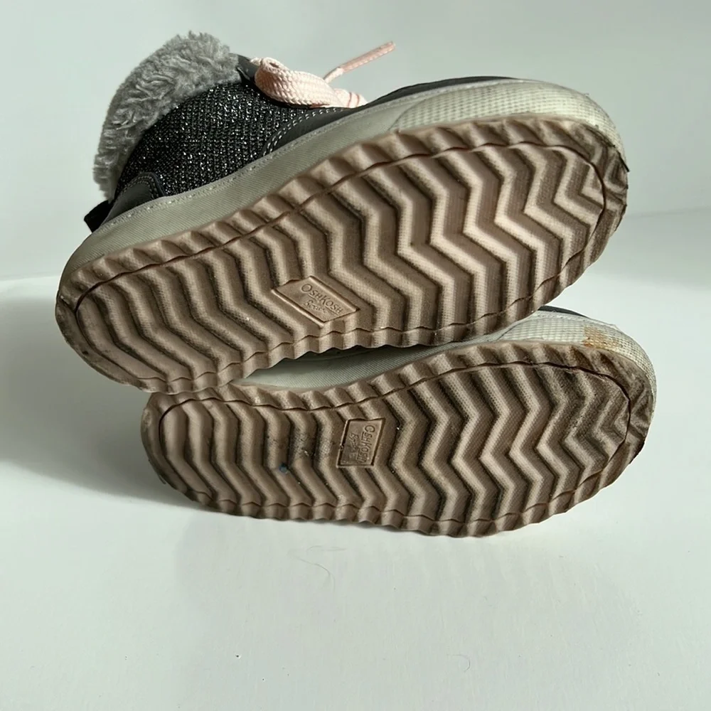 Oshkosh b’gosh sporty-01 faux fur winter shoes. Super cute and comfy. Size 5